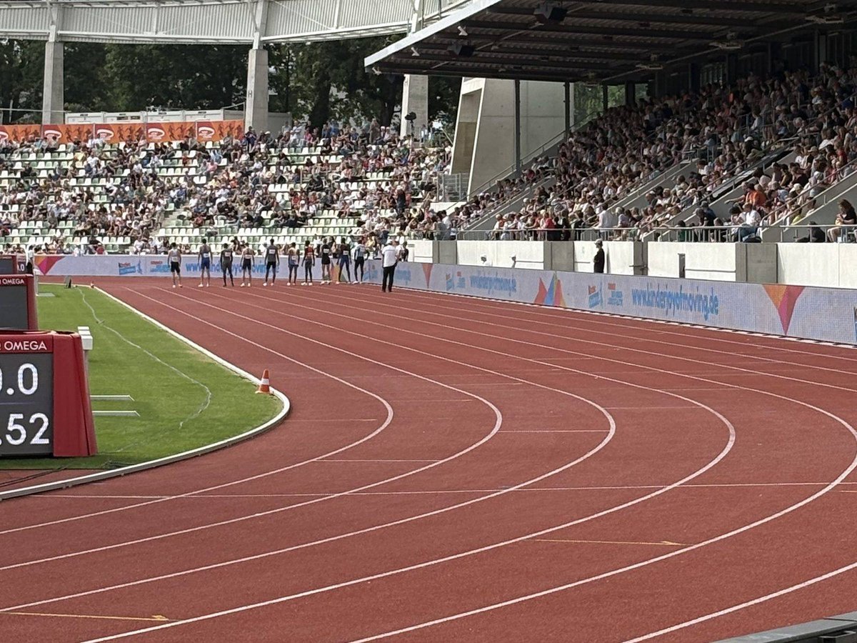 Leichtathletik-Stadion, Läufer am Start in der Kurve der Laufbahn