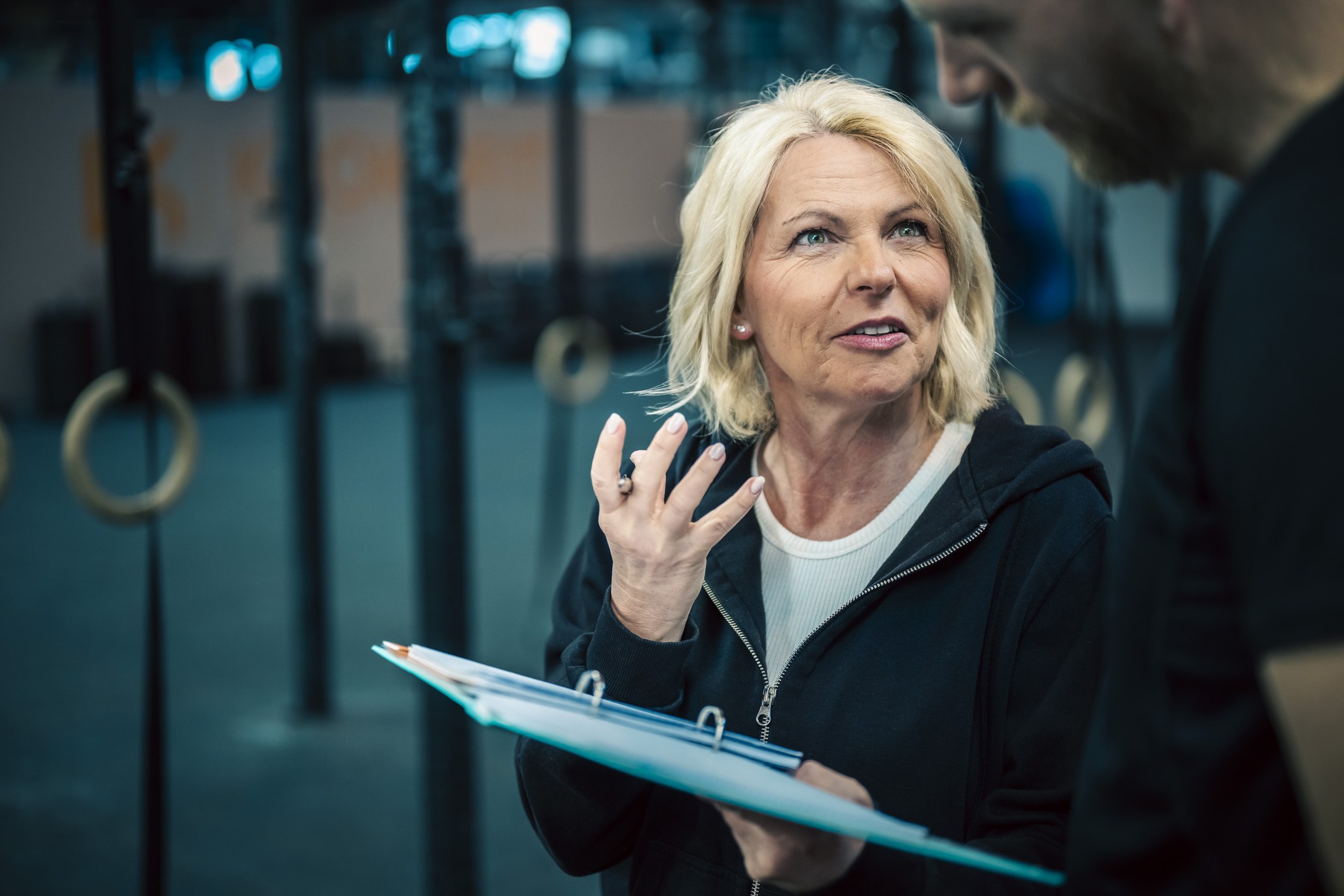 Anja Lorenz erklärt mit offenen Händen.